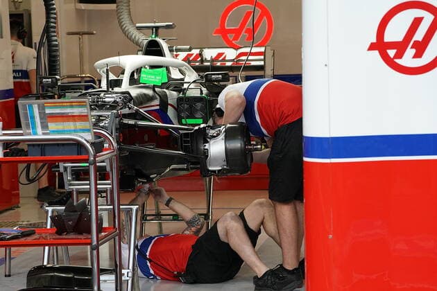 Formel 1 Großer Preis von Saudi-Arabien 02.12.2021, Jeddah Corniche Circuit, Dschidda, Formel 1 Großer Preis von Saudi-Arabien ,im Bild Mechaniker arbeiten am Fahrzeug von Nikita Mazepin (RUS), Haas F1 Team