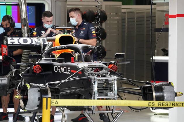 Formel 1 Großer Preis von Saudi-Arabien 02.12.2021, Jeddah Corniche Circuit, Dschidda, Formel 1 Großer Preis von Saudi-Arabien ,im Bild Mechaniker arbeiten am Fahrzeug von Max Verstappen (NEL), Red Bull Racing Honda
