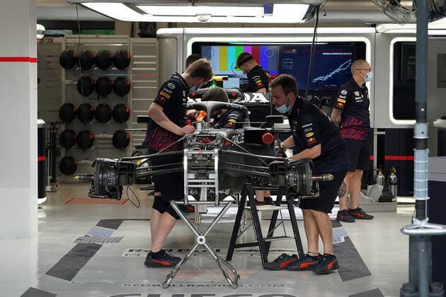 Formel 1 Großer Preis von Saudi-Arabien 02.12.2021, Jeddah Corniche Circuit, Dschidda, Formel 1 Großer Preis von Saudi-Arabien ,im Bild Mechaniker arbeiten am Fahrzeug von Sergio Perez (MEX), Red Bull Racing Honda