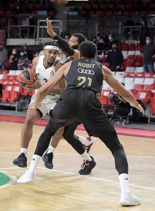02.12.2021, xemx, Basketball EuroLeague, FC Bayern Muenchen - LCLC ASVEL Vileurbanne emspor, v.l. Chris Jones (LCLC ASVEL Vileurbanne), Corey Walden (FC Bayern Basketball), Augustine Rubit (FC Bayern Basketball) Muenchen