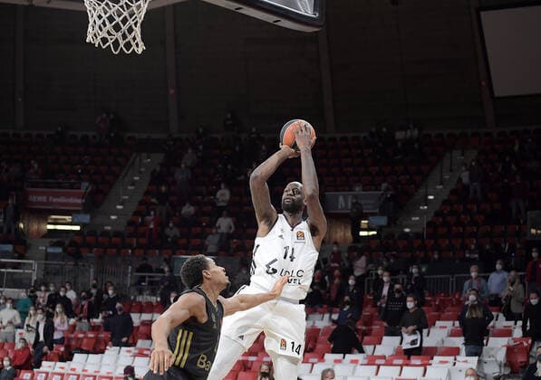 02.12.2021, xemx, Basketball EuroLeague, FC Bayern Muenchen - LCLC ASVEL Vileurbanne emspor, v.l. Augustine Rubit (FC Bayern Basketball), James Gist (LCLC ASVEL Vileurbanne) Muenchen