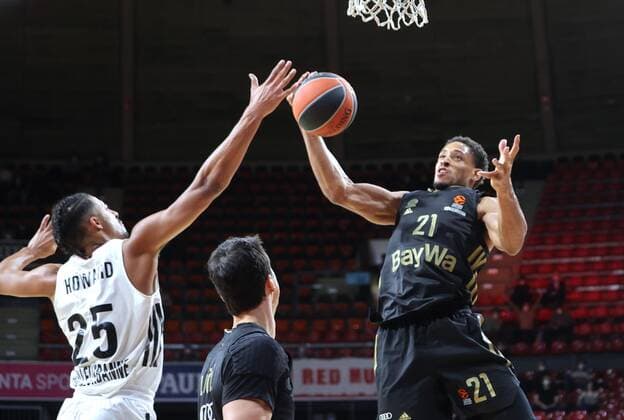 Villeurbannes 25 HOWARD vs Bayerns 21 Augustine RUBIT. Basketball, FC Bayern - Villeurbanne, am 2.12.2021, Basketball Euroleague, FC Bayern Basketball - LDLC ASVEL Villeurbanne, Saison 2021-2022 in Muenchen, A U D I D O M E, Deutschland. Quelle Copyright Credit : Oryk HAIST