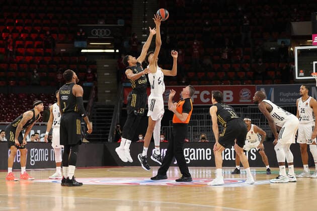 Augustine Rubit (Bayern Basketball, 21) und Victor Wembanyama (ASVEL Villeurbanne, 1) beim Tip-Off GER, FC Bayern Basketball vs. LDLC ASVEL Villeurbanne, Basketball, EuroLeague, Saison 2021 2022, 02.12.2021, GER, FC Bayern Basketball vs. LDLC ASVEL Villeurbanne, Basketball, EuroLeague, Saison 2021 2022, 02.12.2021, Muenchen Copyright: xEIBNER MarcelxEngelbrechtx EP_EER