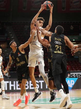 Victor Wembanyama (ASVEL Villeurbanne, 1) mit dem Rebound GER, FC Bayern Basketball vs. LDLC ASVEL Villeurbanne, Basketball, EuroLeague, Saison 2021 2022, 02.12.2021, GER, FC Bayern Basketball vs. LDLC ASVEL Villeurbanne, Basketball, EuroLeague, Saison 2021 2022, 02.12.2021, Muenchen Copyright: xEIBNER MarcelxEngelbrechtx EP_EER