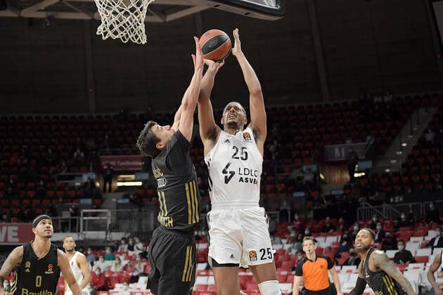 02.12.2021, xemx, Basketball EuroLeague, FC Bayern Muenchen - LCLC ASVEL Vileurbanne emspor, v.l. Vladimir Lucic (FC Bayern Basketball), William Howard (LCLC ASVEL Vileurbanne) Muenchen
