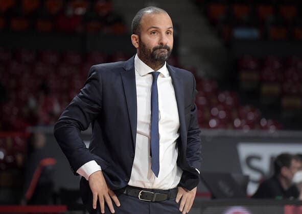 02.12.2021, xemx, Basketball EuroLeague, FC Bayern Muenchen - LCLC ASVEL Vileurbanne emspor, v.l. Cheftrainer TJ Parker (LCLC ASVEL Vileurbanne) nachdenklich, gruebelnd Muenchen