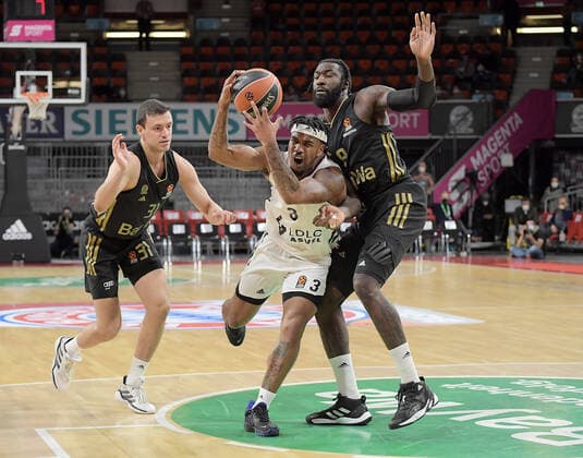 02.12.2021, xemx, Basketball EuroLeague, FC Bayern Muenchen - LCLC ASVEL Vileurbanne emspor, v.l. Zan Mark Sisko (FC Bayern Basketball), Chris Jones (LCLC ASVEL Vileurbanne), Othello Hunter (FC Bayern Basketball) Muenchen