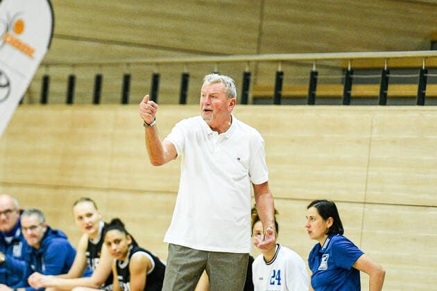 Halle, Deutschland 02. Dezember 2021: 1.BBL - Damen - 2021 2022 - Gisa Lions SV Halle vs. BC Pharmaserv Marburg Trainer Christoph Wysocki (Marburg) gestikuliert am Spielfeld. SWH.arena Sachsen Anhalt Copyright: xFotostandx xxBallaschx