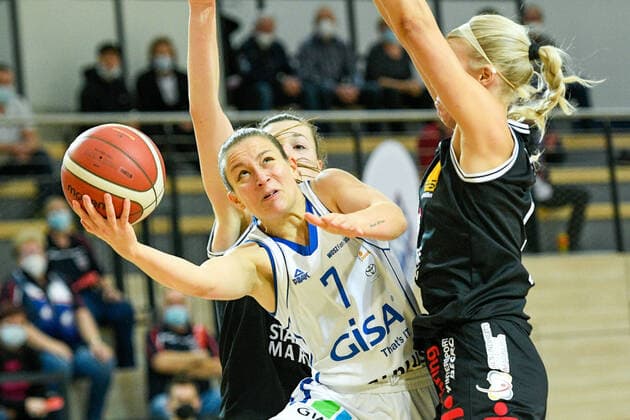 Halle, Deutschland 02. Dezember 2021: 1.BBL - Damen - 2021 2022 - Gisa Lions SV Halle vs. BC Pharmaserv Marburg v. li. im Zweikampf Laura Schinkel (Halle) und Marie Bertholdt (Marburg) SWH.arena Sachsen Anhalt Copyright: xFotostandx xxBallaschx