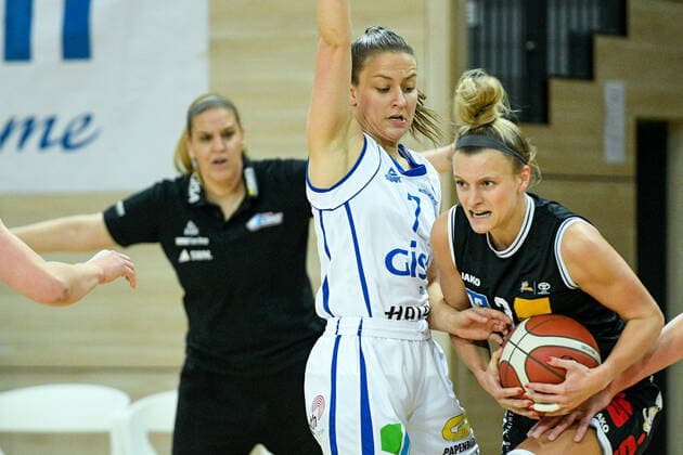 Halle, Deutschland 02. Dezember 2021: 1.BBL - Damen - 2021 2022 - Gisa Lions SV Halle vs. BC Pharmaserv Marburg v. li. im Zweikampf Laura Schinkel (Halle) und Alexandra Wilke (Marburg) SWH.arena Sachsen Anhalt Copyright: xFotostandx xxBallaschx