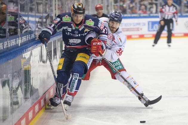 Bilder des Jahres 2021, Sport 12 Dezember Sport Themen der Woche KW48 Sport Bilder des Tages v.l. Giovanni Fiore 21 EBB, Joonas Jaervinen - DEG, 02.12.2021, DEL - Eisbaeren Berlin vs Duesseldorf EG, Mercedes Benz Arena, GER, Berlin, 02.12.2021, DEL - Eisbaeren Berlin vs Duesseldorf EG Berlin Copyright: xUwexKoch Eibner-Pressefotox EP_UKH