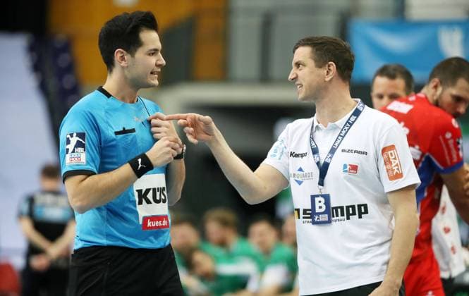 Sport Bilder des Tages Leipzig, 02.12.2021, Arena Leipzig, Handball, 1.Bundesliga , DHfK Leipzig vs. HBW Balingen-Weilstetten , Im Bild von links; Schiedsrichter Julian Fedtke und Trainer Jens Bürkle Buerkle (Balingen). ,
