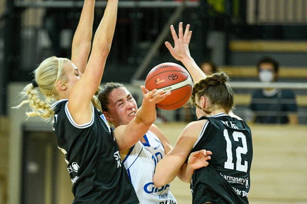 Halle, Deutschland 02. Dezember 2021: 1.BBL - Damen - 2021 2022 - Gisa Lions SV Halle vs. BC Pharmaserv Marburg v. li. im Zweikampf Marie Bertholdt (Marburg), Barbora Kasparkova (Halle) und Johanna Klug (Marburg) SWH.arena Sachsen Anhalt Copyright: xFotostandx xxBallaschx