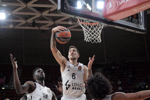 02.12.2021, xemx, Basketball EuroLeague, FC Bayern Muenchen - LCLC ASVEL Vileurbanne emspor, v.l. Youssoupha Fall (LCLC ASVEL Vileurbanne), Paul Lacombe (LCLC ASVEL Vileurbanne) Muenchen
