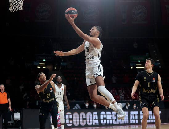 02.12.2021, Euroleague, FC Bayern Basketball vs Villeurbanne , Basketball, Audi Dome Muenchen, im Bild: Augustine Rubit (FCB Basketball), William Howard ( ASVEL Villeurbanne) und Vladimir Lucic (FCB Basketball)