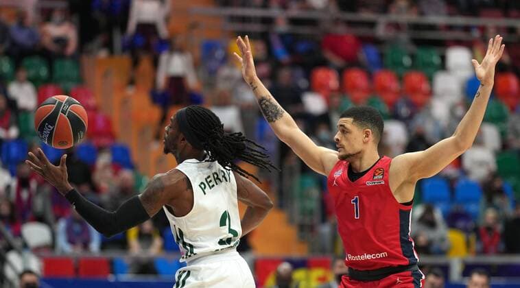 Russia Basketball Euroleague CSKA - Panathinaikos 6711392 02.12.2021 CSKA s Iffe Lundberg defends against Panathinaikos Daryl Macon Jr during the Euroleague basketball match between CSKA Moscow and Panathinaikos Athens in Moscow, Russia. Alexander Vilf Sputnik Moscow Russia  Copyright: xAlexanderxVilfx