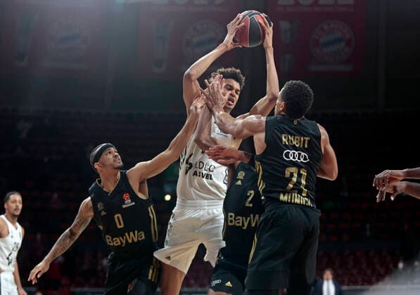 02.12.2021, Euroleague, FC Bayern Basketball vs Villeurbanne , Basketball, Audi Dome Muenchen, im Bild: Nick Weiler-Babi (FCB Basketball), Victor Wembabyam ( ASVEL Villeurbanne), Augustine Rubit (FCB Basketball)