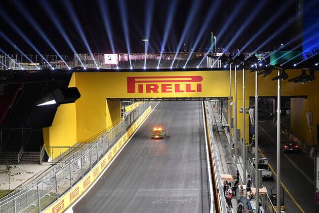 Formel 1 Großer Preis von Saudi-Arabien 02.12.2021, Jeddah Corniche Circuit, Dschidda, Formel 1 Großer Preis von Saudi-Arabien ,im Bild Übersicht der Rennstrecke bei Nacht, Safety Car.