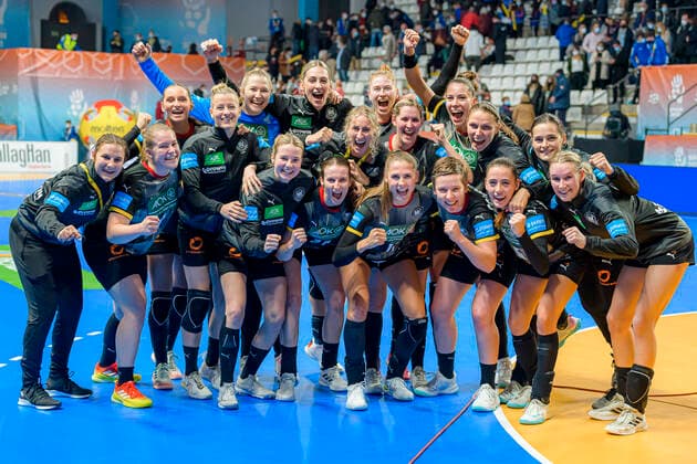 Sport Themen der Woche KW48 Sport Bilder des Tages Handball, Frauen: WM, Deutschland - Tschechien, Vorrunde, Gruppe E, 1. Spieltag die Mannschaft von Deutschland, Schlussjubel Schlußjubel Emotion Freude Lliria Poliesportiu Pla de L Arc Spanien *** Handball, Womens World Cup, Germany Czech Republic, preliminary round, Group E, 1 matchday the team of Germany, final cheer final cheer emotion joy Lliria Poliesportiu Pla de L Arc Spain