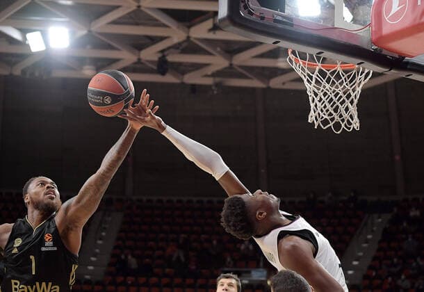 Sport Themen der Woche KW48 Sport Bilder des Tages 02.12.2021, xemx, Basketball EuroLeague, FC Bayern Muenchen - LCLC ASVEL Vileurbanne emspor, v.l. Deshaun Thomas (FC Bayern Basketball), Kostas Antetokounmpo (LCLC ASVEL Vileurbanne) Muenchen *** 02 12 2021, xemx, Basketball EuroLeague, FC Bayern Muenchen LCLC ASVEL Vileurbanne emspor, v l Deshaun Thomas FC Bayern Basketball , Kostas Antetokounmpo LCLC ASVEL Vileurbanne Muenchen.