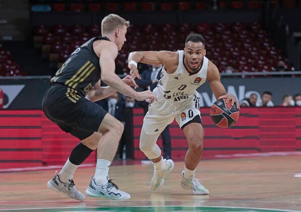 02.12.2021, Euroleague, FC Bayern Basketball vs Villeurbanne , Basketball, Audi Dome Muenchen, im Bild: Ognjen Jaramaz (FCB Basketball) vs Elie Okobo ( ASVEL Villeurbanne)
