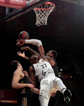 02.12.2021, Euroleague, FC Bayern Basketball vs Villeurbanne , Basketball, Audi Dome Muenchen, im Bild: Zan Mark Sisko (FCB Basketball), Kostas Antetokounmpo ( ASVEL Villeurbanne) und Deshaun Thomas (FCB Basketball)