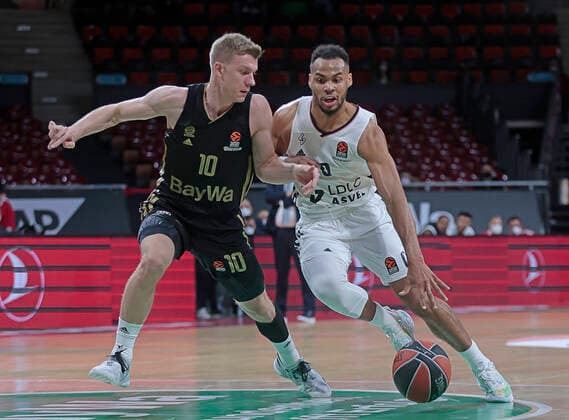 02.12.2021, Euroleague, FC Bayern Basketball vs Villeurbanne , Basketball, Audi Dome Muenchen, im Bild: Ognjen Jaramaz (FCB Basketball) vs Elie Okobo ( ASVEL Villeurbanne)
