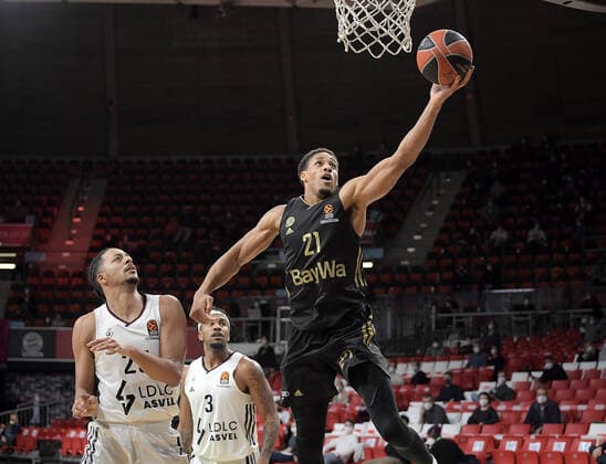 02.12.2021, xemx, Basketball EuroLeague, FC Bayern Muenchen - LCLC ASVEL Vileurbanne emspor, v.l. Augustine Rubit (FC Bayern Basketball) mit Korbleger Muenchen
