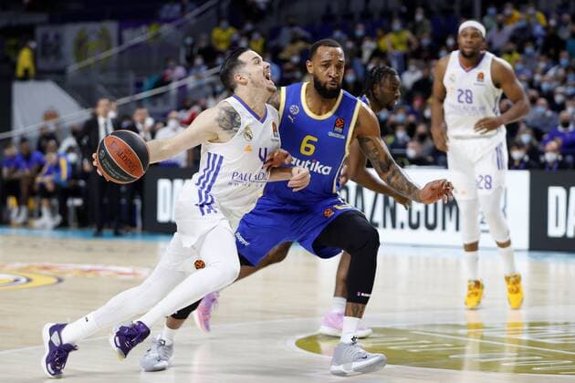 Real Madrid s guard Thomas Heurtel (L) in action against Maccabi s forward Derrick Williams (R) during the Euroleague fame between Real Madrid and Maccabi Playtika Tel Aviv at Wizink Center in Madrid, Spain, 02 December 2021. Real Madrid - Maccabi Playtika Tel Aviv !ACHTUNG: NUR REDAKTIONELLE NUTZUNG!  Copyright: xMARISCALx GRAF7553 20211202-e7fa44baacd5b8de55cba70ceb85f7f4dca74eb0