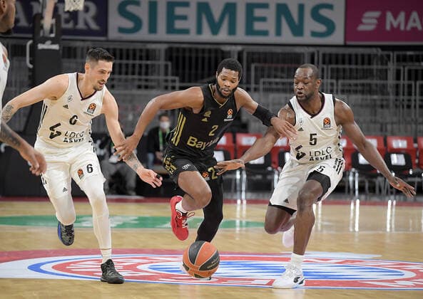 02.12.2021, xemx, Basketball EuroLeague, FC Bayern Muenchen - LCLC ASVEL Vileurbanne emspor, v.l. Paul Lacombe (LCLC ASVEL Vileurbanne), Corey Walden (FC Bayern Basketball), Charles Kahudi (LCLC ASVEL Vileurbanne) Muenchen