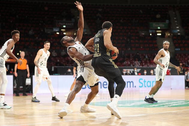 Augustine Rubit (Bayern Basketball, 21) foult Charles Kahudi (ASVEL Villeurbanne, 5) GER, FC Bayern Basketball vs. LDLC ASVEL Villeurbanne, Basketball, EuroLeague, Saison 2021 2022, 02.12.2021, GER, FC Bayern Basketball vs. LDLC ASVEL Villeurbanne, Basketball, EuroLeague, Saison 2021 2022, 02.12.2021, Muenchen Copyright: xEIBNER MarcelxEngelbrechtx EP_EER