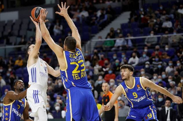 Real Madrid s guard Thomas Heurtel (L) in action against Maccabi s center Ante Zizic (C) during the Euroleague fame between Real Madrid and Maccabi Playtika Tel Aviv at Wizink Center in Madrid, Spain, 02 December 2021. Real Madrid - Maccabi Playtika Tel Aviv !ACHTUNG: NUR REDAKTIONELLE NUTZUNG!  Copyright: xMARISCALx GRAF7567 20211202-54bfe222d40084915f90e84e22bac0b30f86f73a