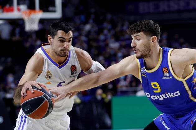 Real Madrid s Alberto Abalde (L) in action against Maccabi s Roman Sorkin (R) during the Euroleague fame between Real Madrid and Maccabi Playtika Tel Aviv at Wizink Center in Madrid, Spain, 02 December 2021. Real Madrid - Maccabi Playtika Tel Aviv !ACHTUNG: NUR REDAKTIONELLE NUTZUNG!  Copyright: xMARISCALx GRAF7588 20211202-659acdbfa4a62f2940b7e29cfe84b7e01557293f