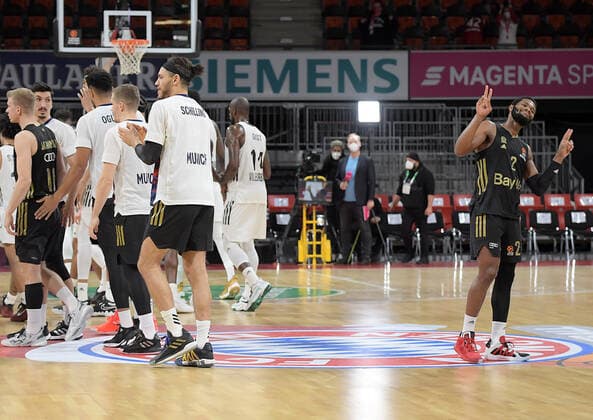 02.12.2021, xemx, Basketball EuroLeague, FC Bayern Muenchen - LCLC ASVEL Vileurbanne emspor, v.l. Mannschaft, Spieler, jubeln nach Spielende, celebrate at the end of the match Corey Walden (FC Bayern Basketball) Muenchen
