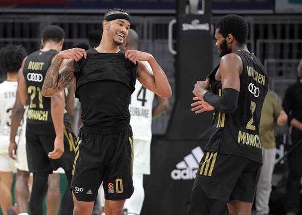 02.12.2021, xemx, Basketball EuroLeague, FC Bayern Muenchen - LCLC ASVEL Vileurbanne emspor, v.l. Mannschaft, Spieler, jubeln nach Spielende, celebrate at the end of the match Nick Weiler-Babb (FC Bayern Basketball), Corey Walden (FC Bayern Basketball) Muenchen