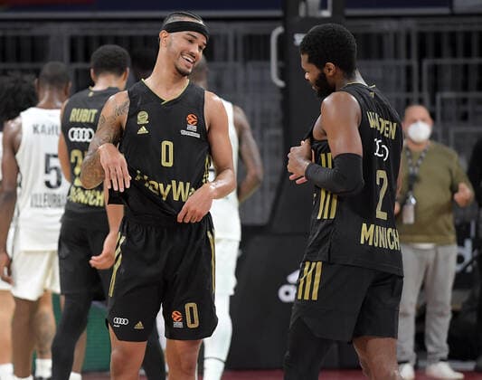 02.12.2021, xemx, Basketball EuroLeague, FC Bayern Muenchen - LCLC ASVEL Vileurbanne emspor, v.l. Mannschaft, Spieler, jubeln nach Spielende, celebrate at the end of the match Nick Weiler-Babb (FC Bayern Basketball), Corey Walden (FC Bayern Basketball) Muenchen