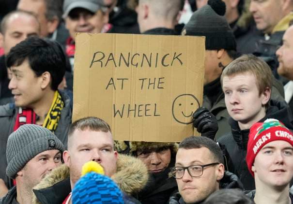Sport Themen der Woche KW48 Sport Bilder des Tages Manchester, England, 2nd December 2021. Manchester Utd fan holds up a banner welcoming new manager Ralf Rangnick during the Premier League match at Old Trafford, Manchester. Picture credit should read: Andrew Yates Sportimage EDITORIAL USE ONLY. No use with unauthorised audio, video, data, fixture lists, club league logos or live services. Online in-match use limited to 120 images, no video emulation. No use in betting, games or single club league player publications. SPI-1374-0016