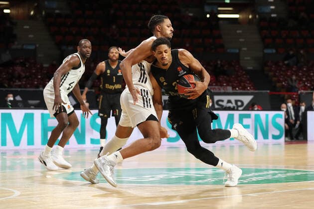 Zweikampf zwischen William Howard (ASVEL Villeurbanne, 25) und Augustine Rubit (Bayern Basketball, 21) GER, FC Bayern Basketball vs. LDLC ASVEL Villeurbanne, Basketball, EuroLeague, Saison 2021 2022, 02.12.2021, GER, FC Bayern Basketball vs. LDLC ASVEL Villeurbanne, Basketball, EuroLeague, Saison 2021 2022, 02.12.2021, Muenchen Copyright: xEIBNER MarcelxEngelbrechtx EP_EER