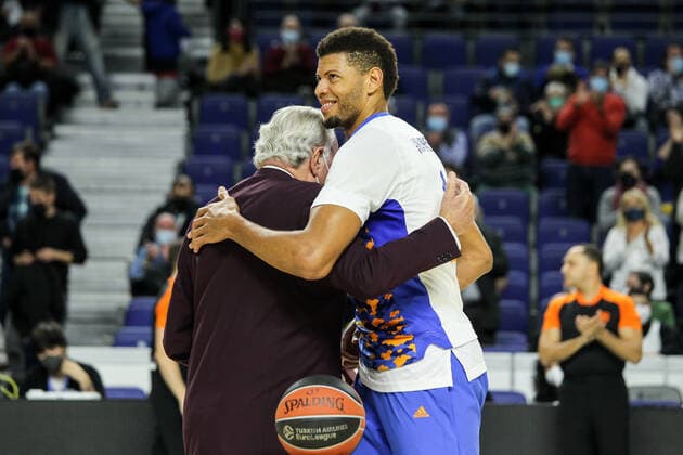 December 2, 2021, MADRID, MADRID, SPAIN: Clifford Luyk presents the November MVP trophy to Walter Samuel Tavares da Veiga of Real Madrid during Turkish Airlines EuroLeague basketball match played between Real Madrid and Maccabi Tel Aviv at Wizink Center on December 2, 2021, in Madrid, Spain. MADRID SPAIN - ZUMAa181 20211202_zaa_a181_072 Copyright: xIrinaxR.xHipolitox