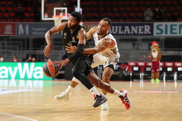 Zweikampf zwischen Corey Walden (Bayern Basketball, 2) und Elie Okobo (ASVEL Villeurbanne, 0) GER, FC Bayern Basketball vs. LDLC ASVEL Villeurbanne, Basketball, EuroLeague, Saison 2021 2022, 02.12.2021, GER, FC Bayern Basketball vs. LDLC ASVEL Villeurbanne, Basketball, EuroLeague, Saison 2021 2022, 02.12.2021, Muenchen Copyright: xEIBNER MarcelxEngelbrechtx EP_EER