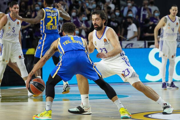 December 2, 2021, MADRID, MADRID, SPAIN: Scottie Wilbekin of Maccabi Tel Aviv and Sergio Llull Melia of Real Madrid Baloncesto in action during Turkish Airlines EuroLeague basketball match played between Real Madrid and Maccabi Tel Aviv at Wizink Center on December 2, 2021, in Madrid, Spain. MADRID SPAIN - ZUMAa181 20211202_zaa_a181_116 Copyright: xIrinaxR.xHipolitox