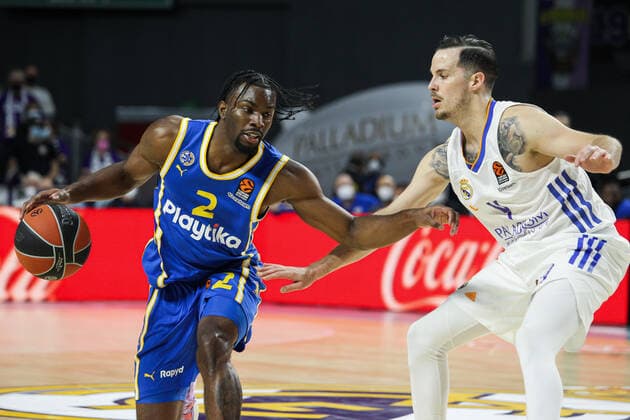 December 2, 2021, MADRID, MADRID, SPAIN: Keenan Evans of Maccabi Tel Aviv and Thomas Heurtel of Real Madrid in action during Turkish Airlines EuroLeague basketball match played between Real Madrid and Maccabi Tel Aviv at Wizink Center on December 2, 2021, in Madrid, Spain. MADRID SPAIN - ZUMAa181 20211202_zaa_a181_119 Copyright: xIrinaxR.xHipolitox