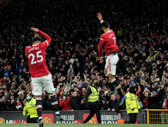 Sport Bilder des Tages Manchester, England, 2nd December 2021. Cristiano Ronaldo of Manchester United, ManU celebrates scoring their third goal from the penalty spot during the Premier League match at Old Trafford, Manchester. Picture credit should read: Andrew Yates Sportimage EDITORIAL USE ONLY. No use with unauthorised audio, video, data, fixture lists, club league logos or live services. Online in-match use limited to 120 images, no video emulation. No use in betting, games or single club league player publications. SPI-1374-0086