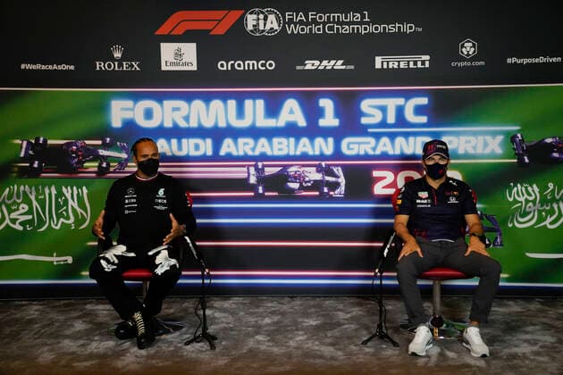 Sport Bilder des Tages F1 Grand Prix of Saudi Arabia 44 Lewis Hamilton (GBR, Mercedes-AMG Petronas F1 Team), 11 Sergio Perez (MEX, Red Bull Racing), F1 Grand Prix of Saudi Arabia at Jeddah Corniche Circuit on December 2, 2021 in Jeddah, Saudi Arabia. (Photo by Hassan Ammar AP FIA Pool via HOCH ZWEI) Jeddah Saudi Arabia Poolfoto HOCH ZWEI Pool AP ,EDITORIAL USE ONLY