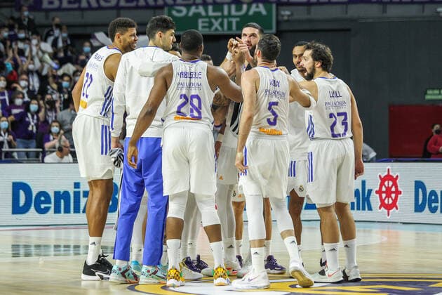 December 2, 2021, MADRID, MADRID, SPAIN: Players of Real Madrid celebrate the victory after Turkish Airlines EuroLeague basketball match played between Real Madrid and Maccabi Tel Aviv at Wizink Center on December 2, 2021, in Madrid, Spain. MADRID SPAIN - ZUMAa181 20211202_zaa_a181_150 Copyright: xIrinaxR.xHipolitox