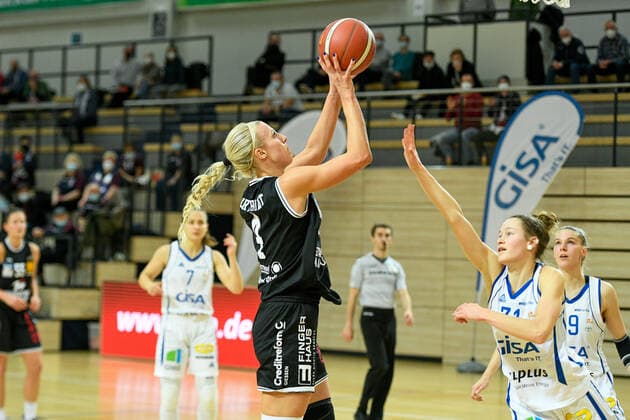 Halle, Deutschland 02. Dezember 2021: 1.BBL - Damen - 2021 2022 - Gisa Lions SV Halle vs. BC Pharmaserv Marburg v.li. Marie Bertholdt (Marburg) und Charlotte Kreuter (Halle) SWH.arena Sachsen Anhalt Copyright: xFotostandx xxBallaschx