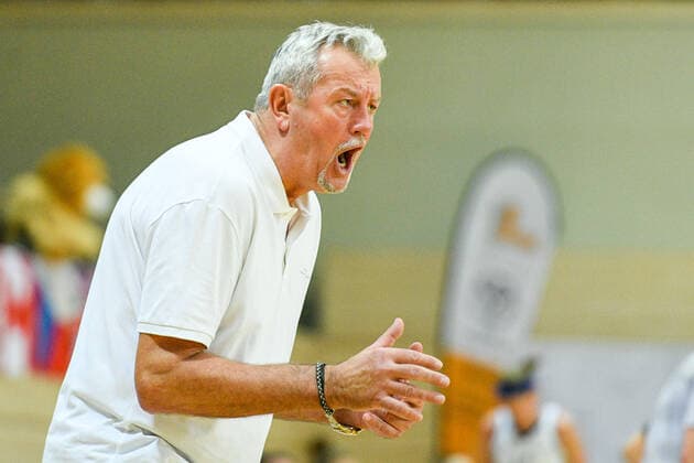Halle, Deutschland 02. Dezember 2021: 1.BBL - Damen - 2021 2022 - Gisa Lions SV Halle vs. BC Pharmaserv Marburg Trainer Christoph Wysocki (Marburg) gestikuliert am Spielfeld. SWH.arena Sachsen Anhalt Copyright: xFotostandx xxBallaschx