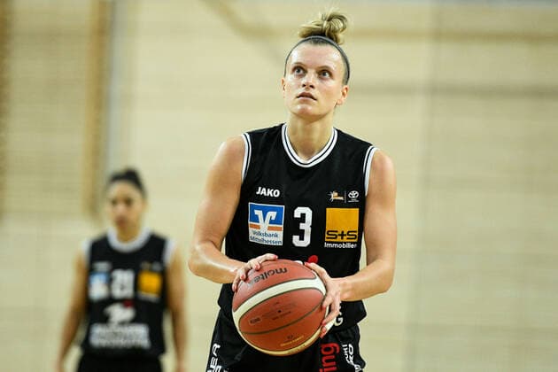 Halle, Deutschland 02. Dezember 2021: 1.BBL - Damen - 2021 2022 - Gisa Lions SV Halle vs. BC Pharmaserv Marburg Alexandra Wilke (Marburg) SWH.arena Sachsen Anhalt Copyright: xFotostandx xxBallaschx