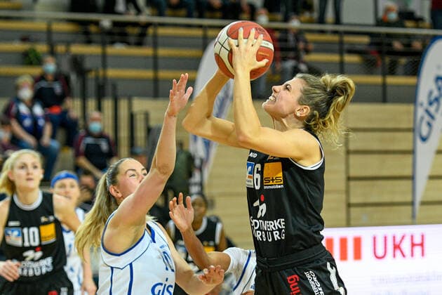 Halle, Deutschland 02. Dezember 2021: 1.BBL - Damen - 2021 2022 - Gisa Lions SV Halle vs. BC Pharmaserv Marburg v. li. im Zweikampf Barbora Kasparkova (Halle) und Theresa Simon (Marburg) SWH.arena Sachsen Anhalt Copyright: xFotostandx xxBallaschx