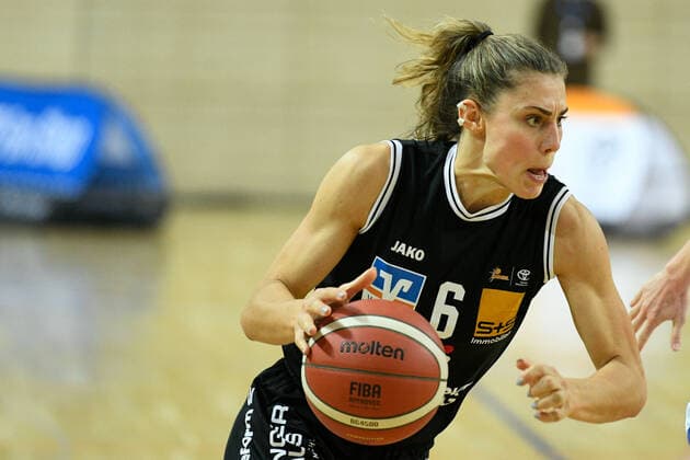 Halle, Deutschland 02. Dezember 2021: 1.BBL - Damen - 2021 2022 - Gisa Lions SV Halle vs. BC Pharmaserv Marburg Theresa Simon (Marburg) SWH.arena Sachsen Anhalt Copyright: xFotostandx xxBallaschx